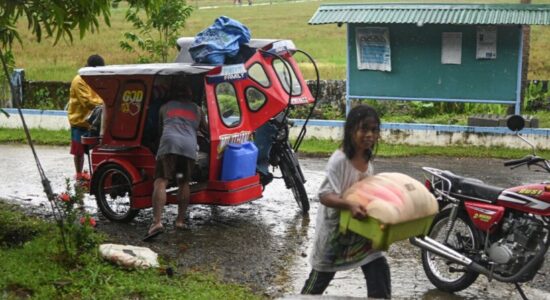 Mbi 150 mijë persona evakuohen në Filipine, ndërsa tajfuni i fuqishëm Kalmaegi i afrohet brigjeve