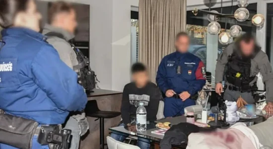 Europol zbuloi një rrjet kriminal të madh që prodhonte lëndë sintetike, i ndoqën për dy vjet