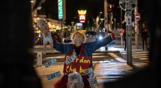 Mijëra njerëz mblidhen në protestat antiqeveritare në Izrael