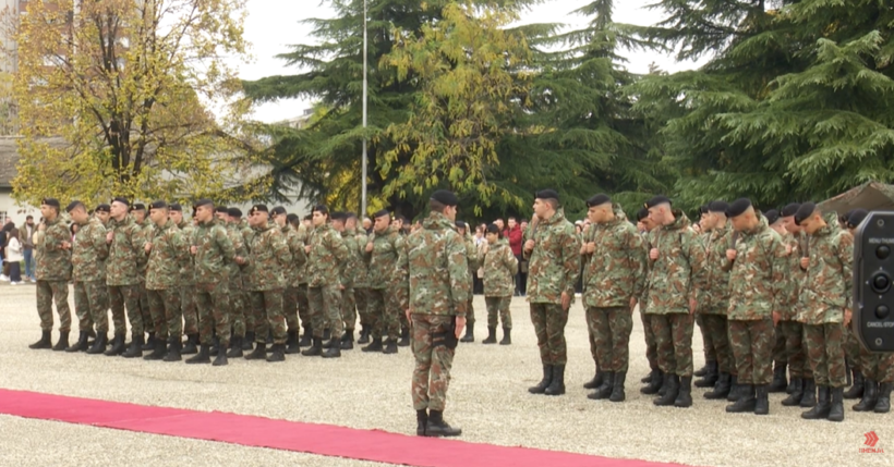 (VIDEO) 31 kadetë dhe 28 praktikantë u betuan në Akademinë Ushtarake