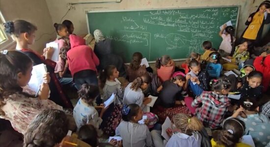 Nxënësit e zhvendosur në Gaza përpiqen të vazhdojnë arsimimin e tyre mes shkatërrimit