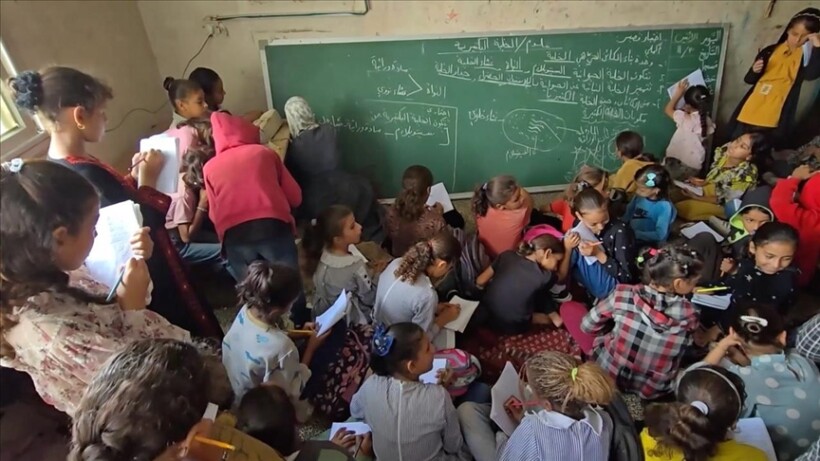 Nxënësit e zhvendosur në Gaza përpiqen të vazhdojnë arsimimin e tyre mes shkatërrimit