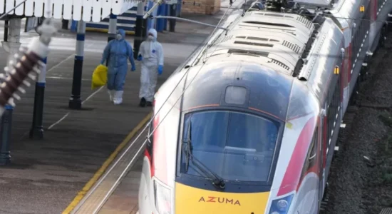 Një 32-vjeçar akuzohet për sulmin masiv me thikë në trenin drejt Londrës