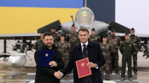 Macron dhe Zelensky nënshkruajnë një letër, synojnë blerjen e 100 avionëve Rafale