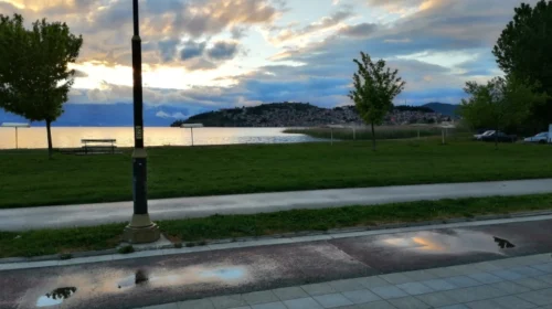 Mot me vranësira të ndryshueshme me reshje të kohëpakohshme lokale të shiut