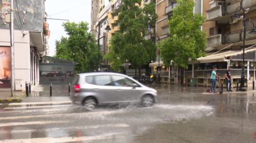 (VIDEO) Nga e marta mot i paqëndrueshëm me shi dhe erë të fortë