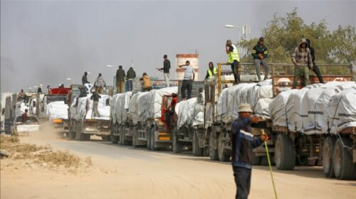 Kamionët me ndihma vazhdojnë të hyjnë në Gaza sipas marrëveshjes së armëpushimit