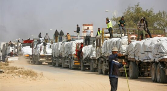 Kamionët me ndihma vazhdojnë të hyjnë në Gaza sipas marrëveshjes së armëpushimit