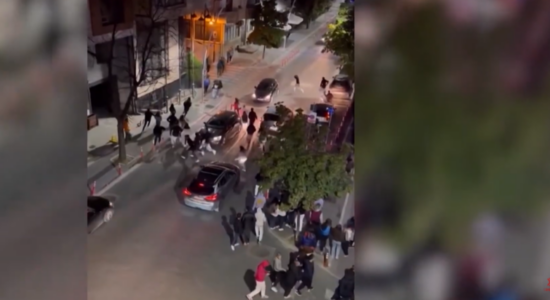 (VIDEO) Hulumtimi, çdo nxënës i anketuar i shkollës së mesme mban armë të ftohetë