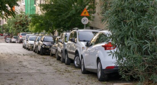 Mijëra vende të parkimit publik rrezikohen të hiqen, ja në cilin qytet do të zbatohet