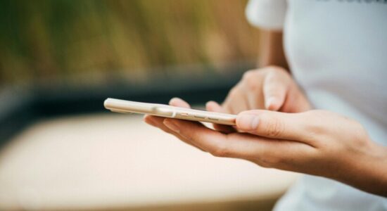 Nuk i ktheu telefonat zyrtarë, kallëzim penal ndaj ish-drejtoreshës së një shkolle të mesme në Kumanovë