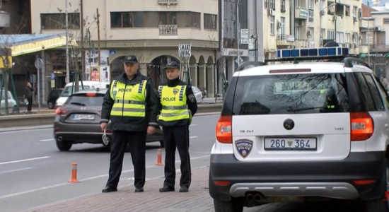 (VIDEO) 150 paralajmërime për qytetarët për përdorimin e telefonit në rrugë