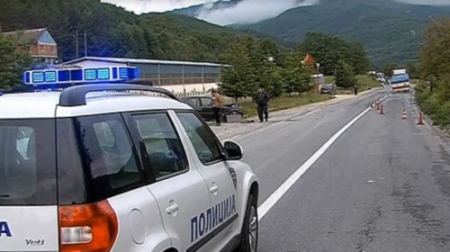 Një udhëtare u lëndua gjatë ndeshjes së një automobili dhe një autobusi afër Strugës