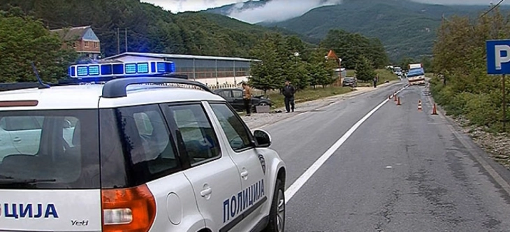 Një udhëtare u lëndua gjatë ndeshjes së një automobili dhe një autobusi afër Strugës