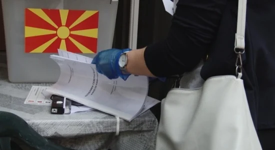 Filloi votimi në rrethin e dytë të zgjedhjeve lokale, votojnë personat e sëmurë dhe të pafuqishëm nga 32 komuna dhe Qytetin e Shkupit