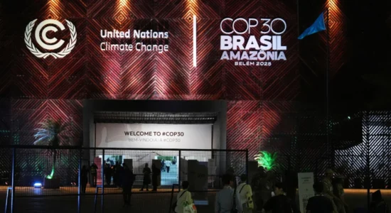 Samiti për klimën në Brazil, miratohet marrëveshja jo-detyruese për të reduktuar lëndët djegëse fosile