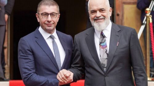 (FOTO) Mickoski shtrëngon duart me Ramën dhe Kurtin