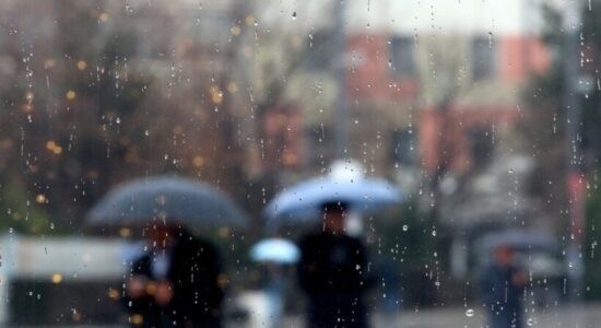 Reshje të rrëmbyeshme në mbarë vendin, kryesisht në Pretor