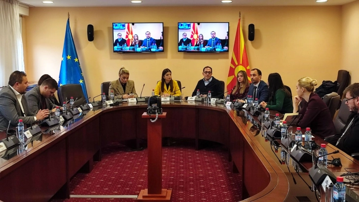 Anketë: Të rinjtë duan që që shteti të hyjë në Bashkimin Evropian, por gjithjë e më shumë e humbin shpresën se kjo do të ndodh së shpejti