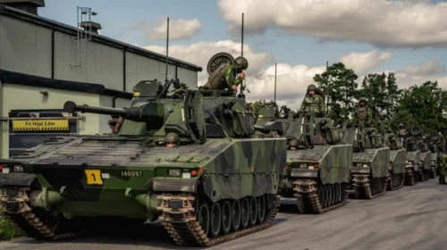 Skenarë lufte në Suedi, stërvitje intensive ushtarake me pjesëmarrje të mbretit