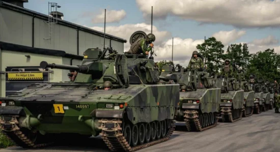 Skenarë lufte në Suedi, stërvitje intensive ushtarake me pjesëmarrje të mbretit