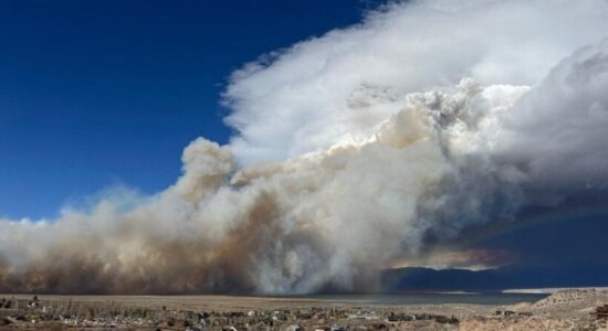 Një zjarr dhe stuhi të forta kërcënojnë Kaliforninë, 1400 të evakuar