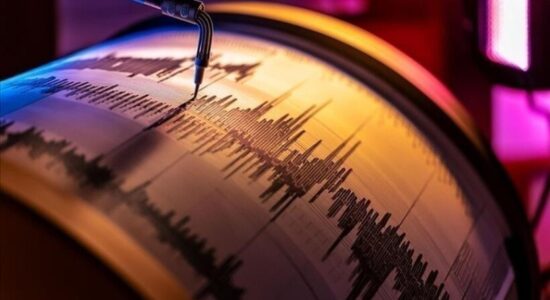 Një tërmet 6.6 ballë godet Indonezinë perëndimore të përmbytur nga shirat e rrëmbyeshëm