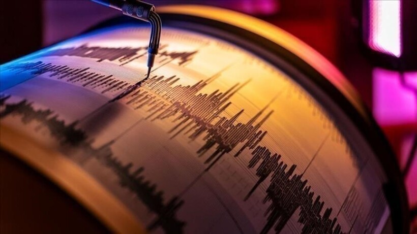 Një tërmet 6.6 ballë godet Indonezinë perëndimore të përmbytur nga shirat e rrëmbyeshëm