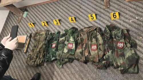 Gjenden uniforma ushtarake me emblema të ushtrisë serbe në veri të Kosovës
