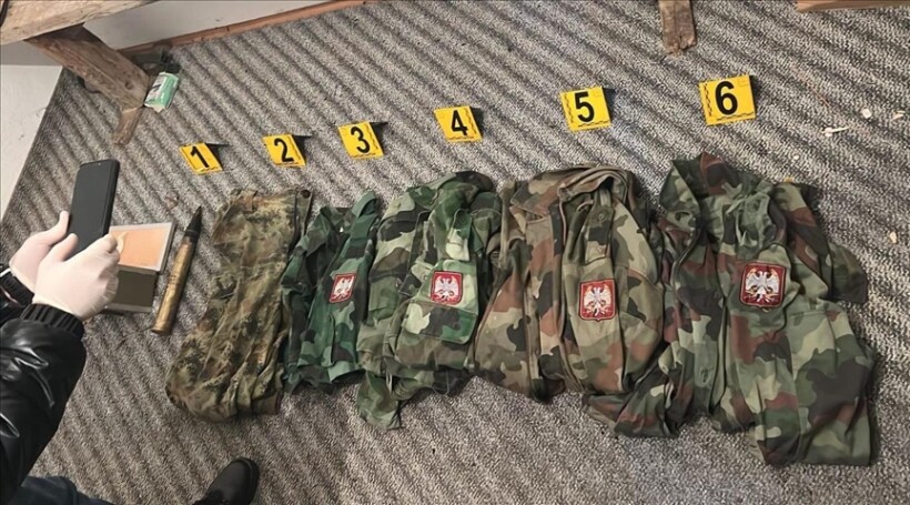 Gjenden uniforma ushtarake me emblema të ushtrisë serbe në veri të Kosovës