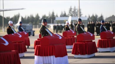 Ceremonia për ushtarët turq që ranë dëshmorë në rrëzimin e avionit në kufirin Azerbajxhan-Gjeorgji. Foto: AA