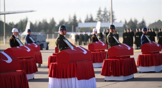 Ankara, mbahet ceremoni për ushtarët që ranë dëshmorë në rrëzimin e avionit në kufirin Azerbajxhan-Gjeorgji
