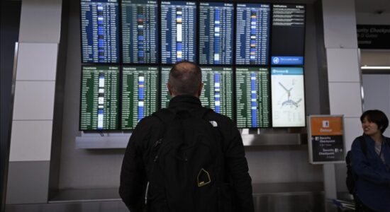 Anulimet e fluturimeve në SHBA rriten ndjeshëm pasi mbyllja e qeverisë hyn në një fazë kritike