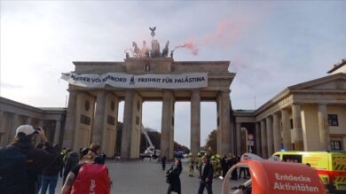 Aktivistët ngjiten në Portën e Brandenburgut për të protestuar “bashkëfajësinë” e Gjermanisë në gjenocidin në Gaza. Foto: AA