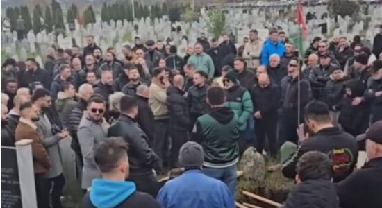 I jepet lamtumira e fundit këngëtarit Shpat Kasapi