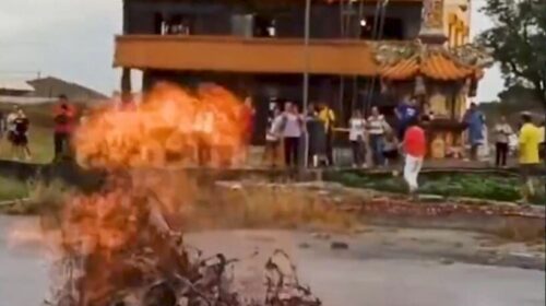 Vullkani i baltës shpërthen në mes të një rruge në Tajvan