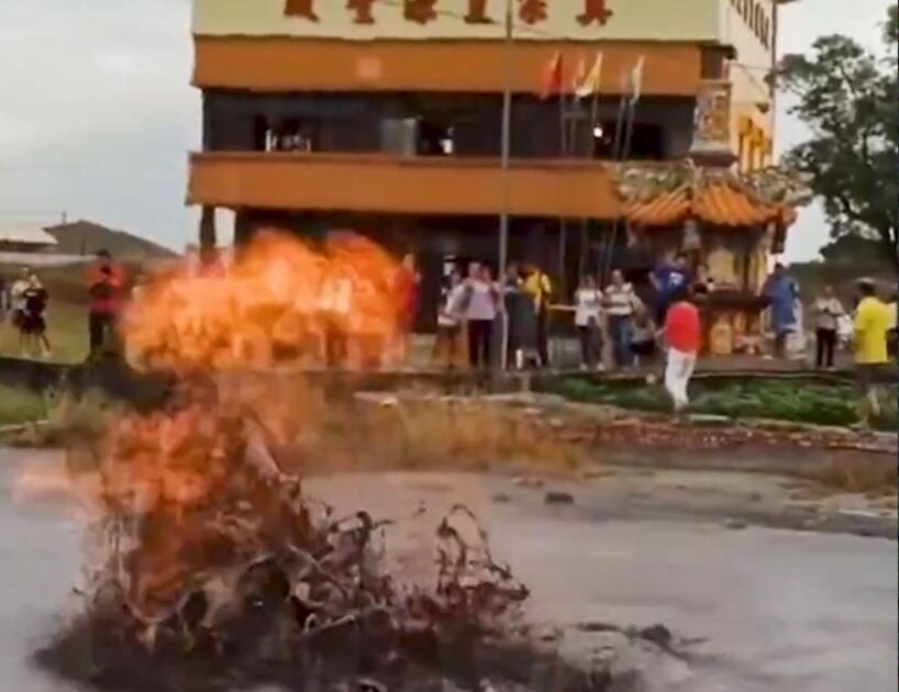 Vullkani i baltës shpërthen në mes të një rruge në Tajvan