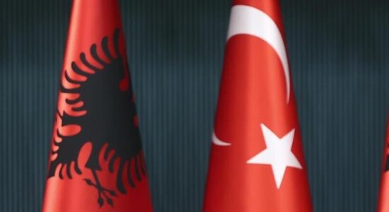 Turqia uron Shqipërinë për Ditën e Flamurit, e quan vend aleat dhe partner strategjik