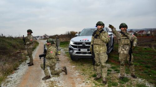 (FOTO) Ushtarët turq me armë kundër dronëve në kufirin Kosovë-Serbi