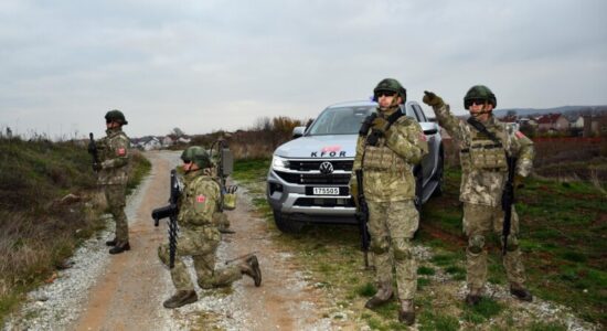 (FOTO) Ushtarët turq me armë kundër dronëve në kufirin Kosovë-Serbi