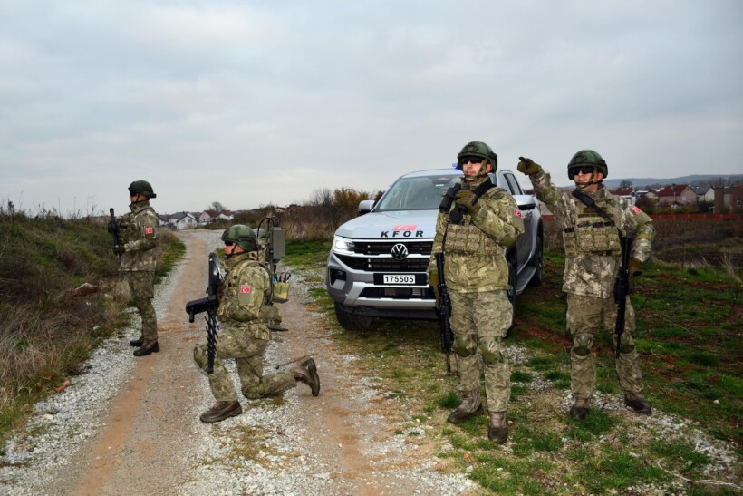 (FOTO) Ushtarët turq me armë kundër dronëve në kufirin Kosovë-Serbi