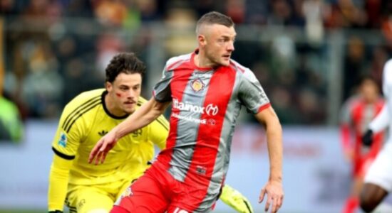 Jamie Vardy në fushën e lojës…grabitësit i hyjnë në shtëpi për ta vjedhur