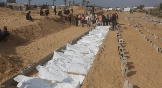 Autoritetet e Gazës varrosin trupat të paidentifikuar të dorëzuar nga Izraeli