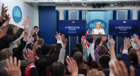 Kufizime për gazetarët në Shtëpinë e Bardhë/ Nuk lejohen të hyjnë në zyrat e sekretares së shtypit