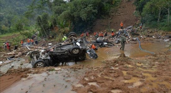 Rritet në 31 numri i të vdekurve nga rrëshqitjet e dheut në Indonezi, vazhdojnë kërkimet për 20 të zhdukur