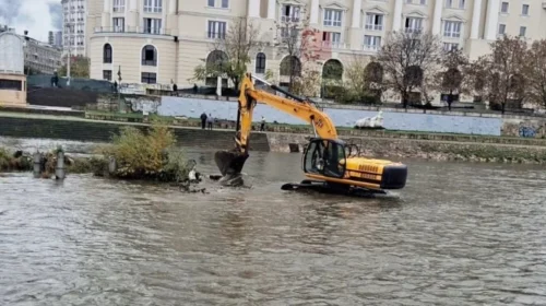 Vazhdojnë aktivitetet e pastrimit të shtratit të lumit Vardar nga NP “Rrugë dhe Rrugica” – Shkup
