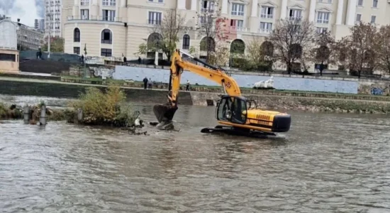 Vazhdojnë aktivitetet e pastrimit të shtratit të lumit Vardar nga NP “Rrugë dhe Rrugica” – Shkup