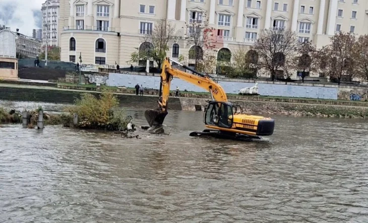 Vazhdojnë aktivitetet e pastrimit të shtratit të lumit Vardar nga NP “Rrugë dhe Rrugica” – Shkup