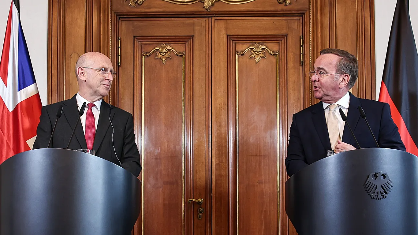 Britania dhe Gjermania nënshkruajnë marrëveshjen prej 70 milionë dollarësh për sisteme artilerie mobile