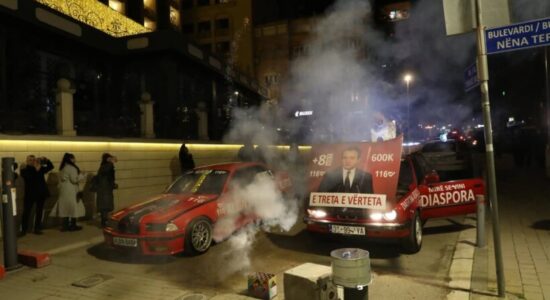 Nis festa në Prishtinë, mbështetësit e Vetëvendosjes “pushtojnë” rrugët